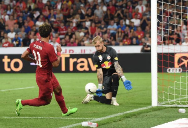 Phút 73 đến lượt Salah bị thủ thành Mantl từ chối bàn thắng khi anh khép góc rất kín kẽ.