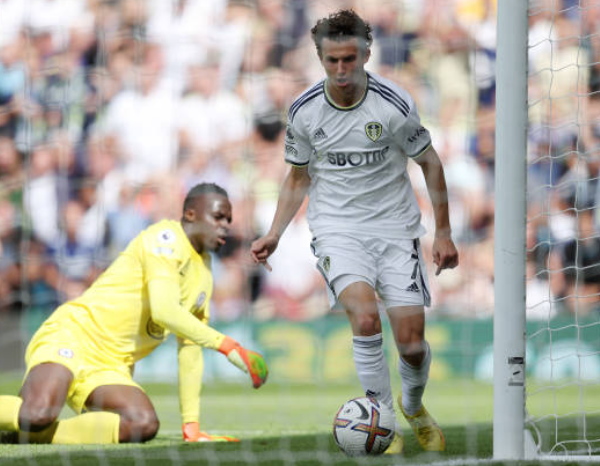 Mendy xử lý lóng ngóng tạo điều kiện cho Aaronson ghi bàn mở tỷ số.