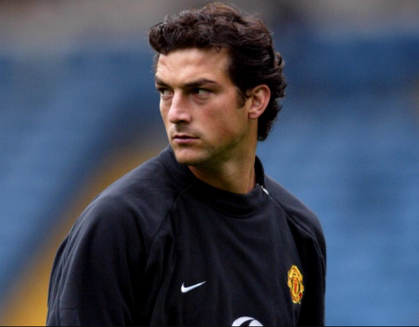 8. Ricardo (2002). Anh rời Real Valladolid để gia nhập Man Utd với mức giá 1.5 triệu bảng. Thời điểm ấy, thủ thành người Tây Ban Nha cạnh tranh cùng Fabian Barthez và Roy Carroll cho suất bắt chính trong khung gỗ.