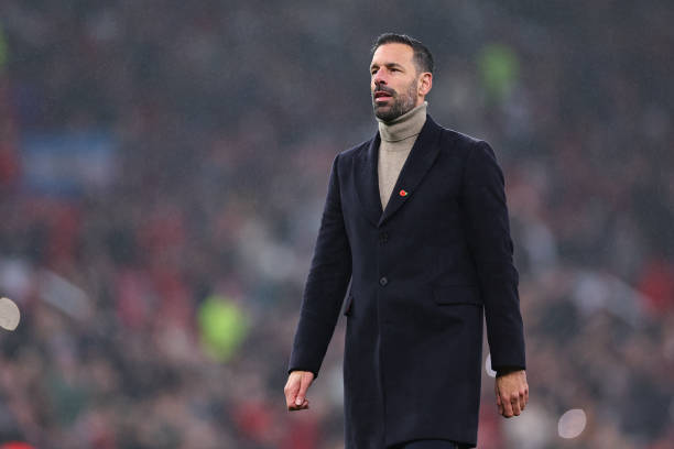 Ảnh bài viết Huyền thoại Man United khuyên Amorim đưa ra phán quyết cho Van Nistelrooy