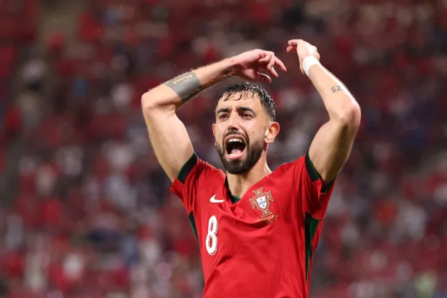 Tiền vệ cánh phải: Bruno Fernandes. Đây không phải là vị trí mà Bruno hoạt động tốt nhất, nhưng anh buộc phải hy sinh vì sơ đồ 4-4-2 truyền thống không có chỗ cho một tiền vệ hộ công.