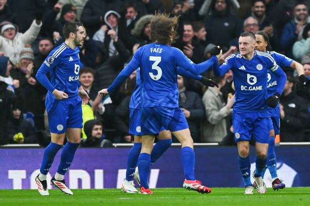 Ảnh bài viết Van Nistelrooy gây choáng, quật ngã Tottenham ngay trên sân khách 