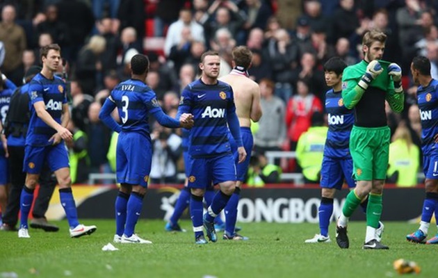 Vẻ mặt thẫn thờ của các cầu thủ M.U khi đánh rơi chức vô địch vào tay Man City.