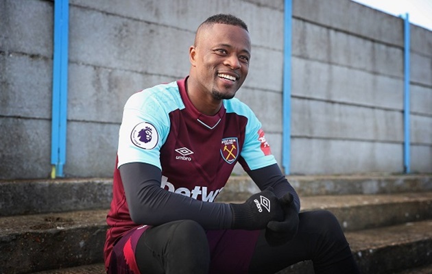 Evra tái xuất trong màu áo West Ham.