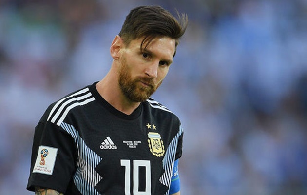Fabio Capello cho rằng các cầu thủ Argentina không hỗ trợ tốt cho Lionel Messi.