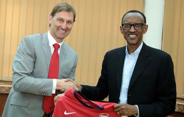 Tổng thống Paul Kagame (vest đen) là một CĐV nhiệt thành của Arsenal.