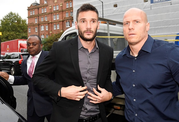 Hugo Lloris trong lúc đến Tòa Sơ thẩm Westminster.
