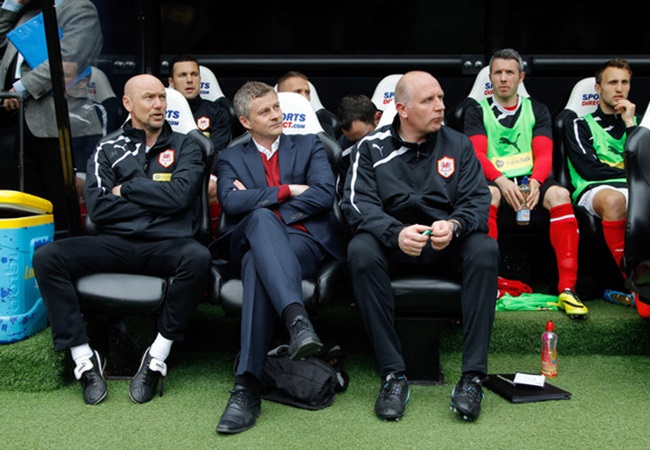 Từ trái sang phải: Mark Dempsey, Solskjaer và Richard Hartis khi còn ở Cardiff City.