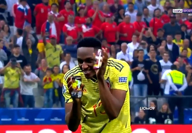 "Quẩy sớm" trước đối thủ và Yerry Mina đã chết lặng khi đội nhà thua cuộc.