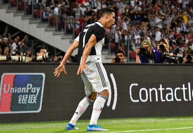 Màn ăn mừng cổ điển nhưng rất kiêu hãnh của Cristiano Ronaldo. Theo lí giải của siêu sao người Bồ Đào Nha, kiểu ăn mừng này bắt nguồn từ trận đấu giao hữu với Chelsea vào tháng 8/2013.