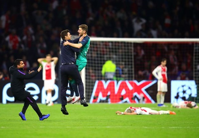 "Tôi còn không biết cho tới khi trận đấu kết thúc (Xứ Wales 2-0 Hungary). Tôi đã rất sốc. Thật tuyệt vời khi được làm việc cùng ông ấy trong 5 năm qua. Chắc chắn rằng ông ta sẽ tiếp tục mang lại những điều lớn lao hơn và tốt hơn nữa", hậu vệ Ben Davies trả lời trên BBC.