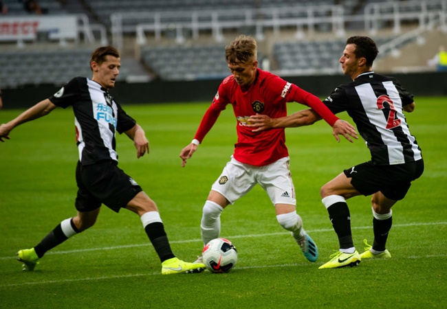 Ethan Galbraith - người sẽ mang số áo 54 là trường hợp cực kỳ thú vị của Manchester United. Chưa một lần được chơi cho đội một Quỷ đỏ, tuy nhiên chàng trai 18 tuổi này đã được ra mắt ĐTQG Bắc Ireland.