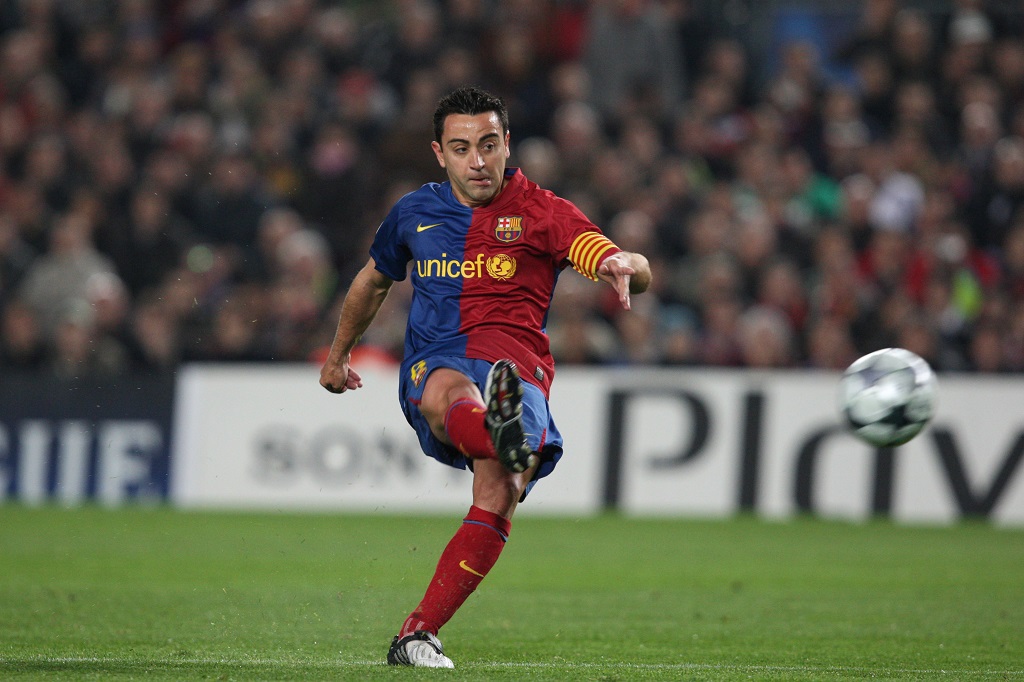 6. Xavi Hernandez. Xavi là một trong những tiền vệ xuất sắc nhất ở thế hệ của mình. Cựu tiền vệ người Tây Ban Nha đóng vai trò chủ chốt trong lối chơi tiki-taka thời hoàng kim của Barcelona. Xavi vô địch EURO 2008, World Cup 2010, EURO 2012 cùng tuyển Tây Ban Nha.