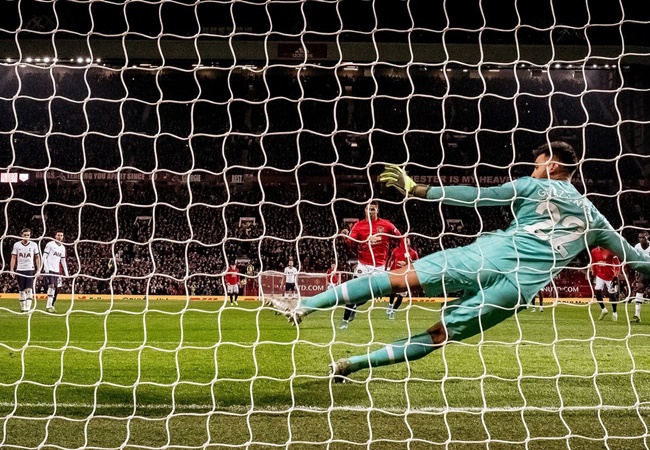 Rashford bình tĩnh hạ gục thủ môn đối phương trên chấm phạt đền.
