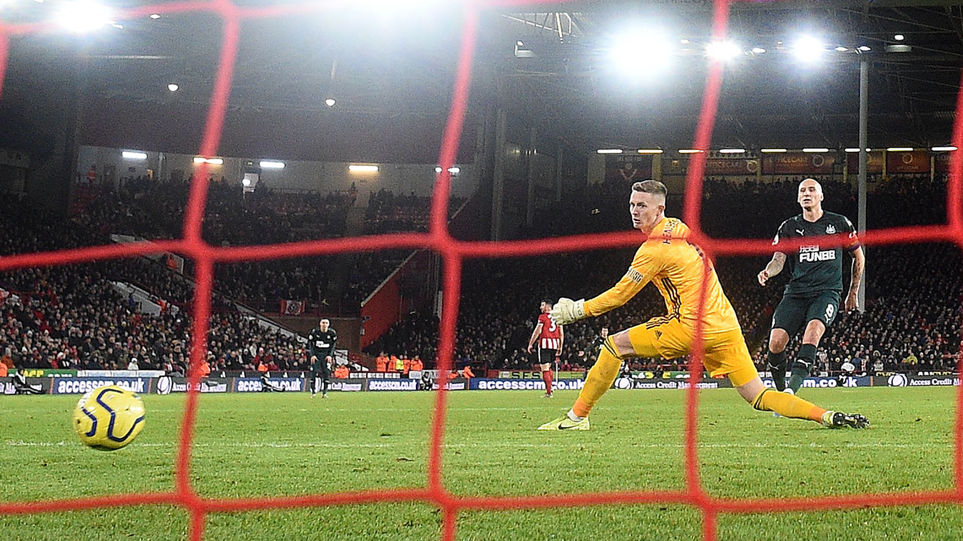 Dean Henderson bất lực nhìn Jonjo Shelvey ghi bàn ấn định chiến thắng 2-0 cho Newcastle United.