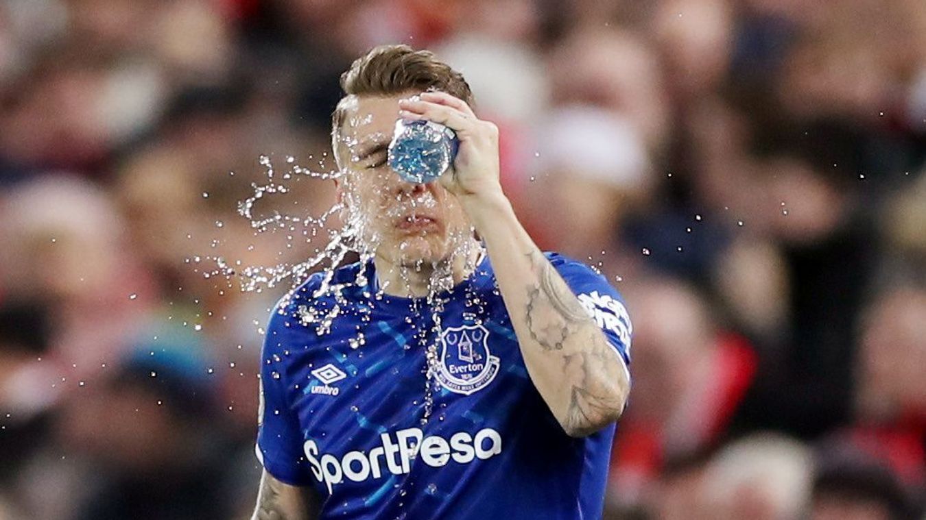 Có lẽ Lucas Digne cần một ít nước để tỉnh táo sau màn bị "hành xác" tại Anfield. Tổng cộng có 7 bàn thắng được ghi ở trận derby Merseyside, tuy nhiên 5 trong số đó thuộc về Liverpool.