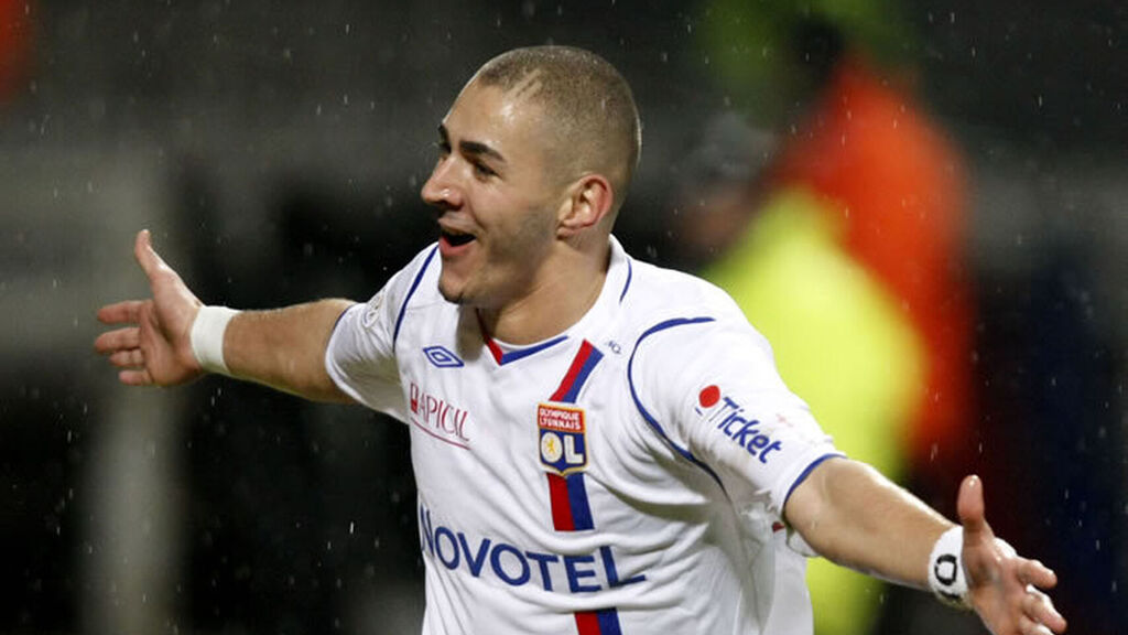 Tháng 12/2005, Karim Benzema ghi bàn vào lưới Rosenborg trong chiến thắng 2-1 của Lyon. Khi ấy, tiền đạo người Pháp mới chỉ 17 tuổi 322 ngày.