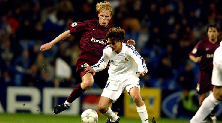 Martin Klein (áo nâu đỏ) lập công vào lưới Sparta Praha hồi năm 2002, khi ấy anh đang chơi cho Panathinaikos và mới chỉ 17 tuổi 241 ngày