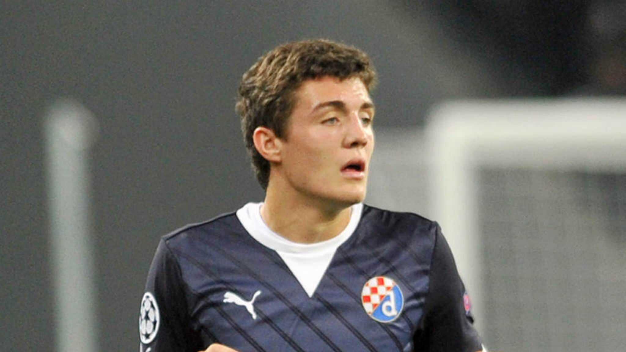 Trước khi gia nhập các ông lớn như Inter Milan, Real Madrid hay Chelsea, Mateo Kovacic từng là ngôi sao sáng của Dinamo Zagreb. Anh lập công ở đấu trường Champions League khi chỉ mới 17 tuổi 216 ngày. Tuy vậy, tuyển thủ Croatia có lẽ sẽ không muốn nhớ tới trận cầu hồi năm 2011. Lúc ấy, đội bóng của anh thất bại 1-7 trước Lyon.