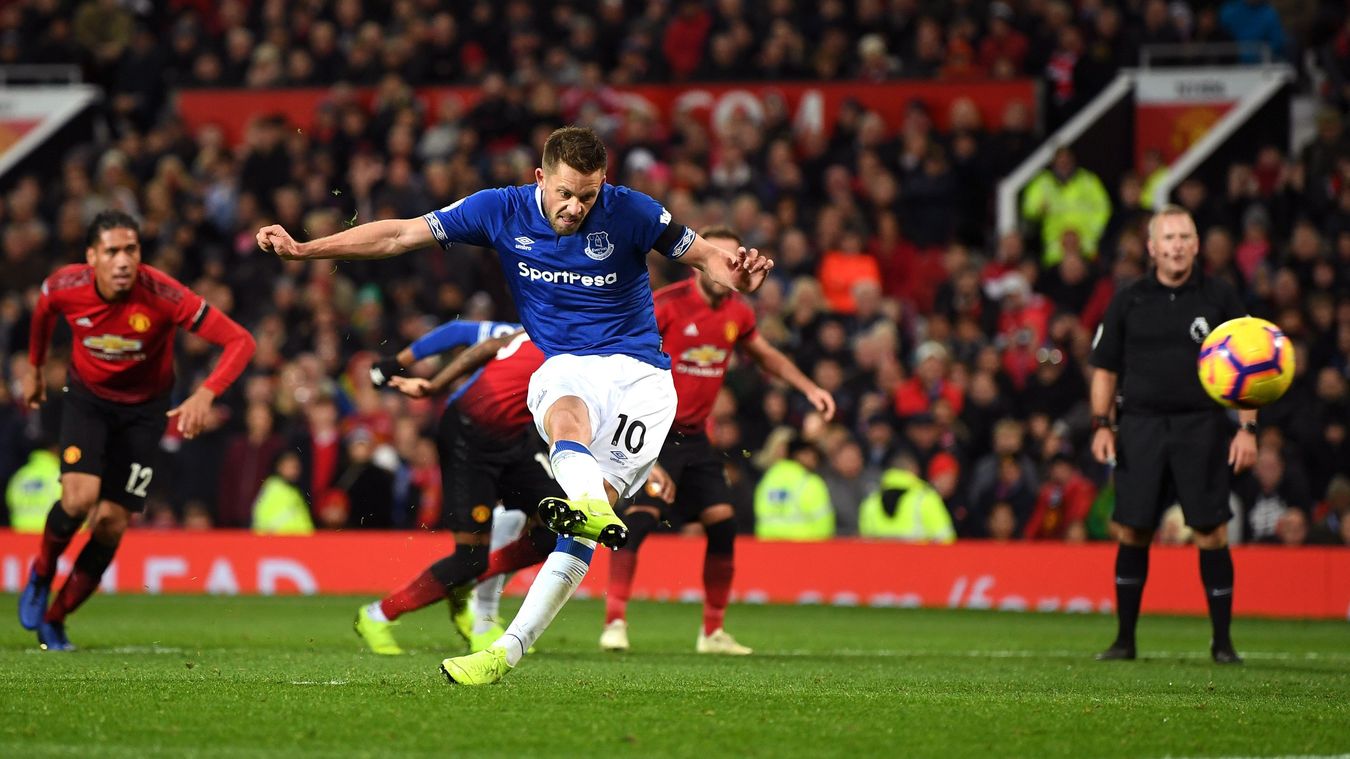 Gylfi Sigurdsson đã ghi tới 4 bàn thắng trong 5 lần gần nhất đối đầu với Manchester United tại Old Trafford. Cầu thủ duy nhất có nhiều pha lập công hơn tiền vệ người Iceland trên sân nhà Quỷ đỏ là Steven Gerrard (5 bàn).