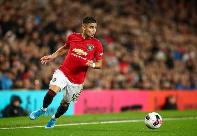 Vị trí tiền vệ phải có lẽ tiếp tục thuộc về Andreas Pereira. Đây là vai trò anh thường xuyên đảm nhận hồi đầu mùa trong bối cảnh Anthony Martial chấn thương, đồng thời Marcus Rashford bị đẩy lên đá cắm.