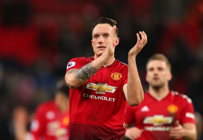 Giống như Ashley Young, Phil Jones cũng không có nhiều cơ hội chen chân vào đội hình chính. Ngày cựu cầu thủ Blackburn Rovers rời đi đang đến rất gần. Vì vậy, những trận đấu thế này sẽ mang ý nghĩa quan trọng với ngôi sao sinh năm 1992.