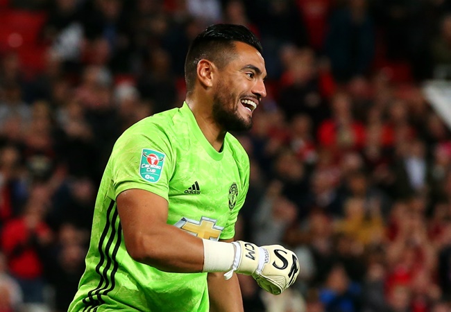 Đứng trong khung gỗ vẫn sẽ là Sergio Romero, người luôn được tin tưởng ở các đấu trường như Europa League, FA Cup hay League Cup.