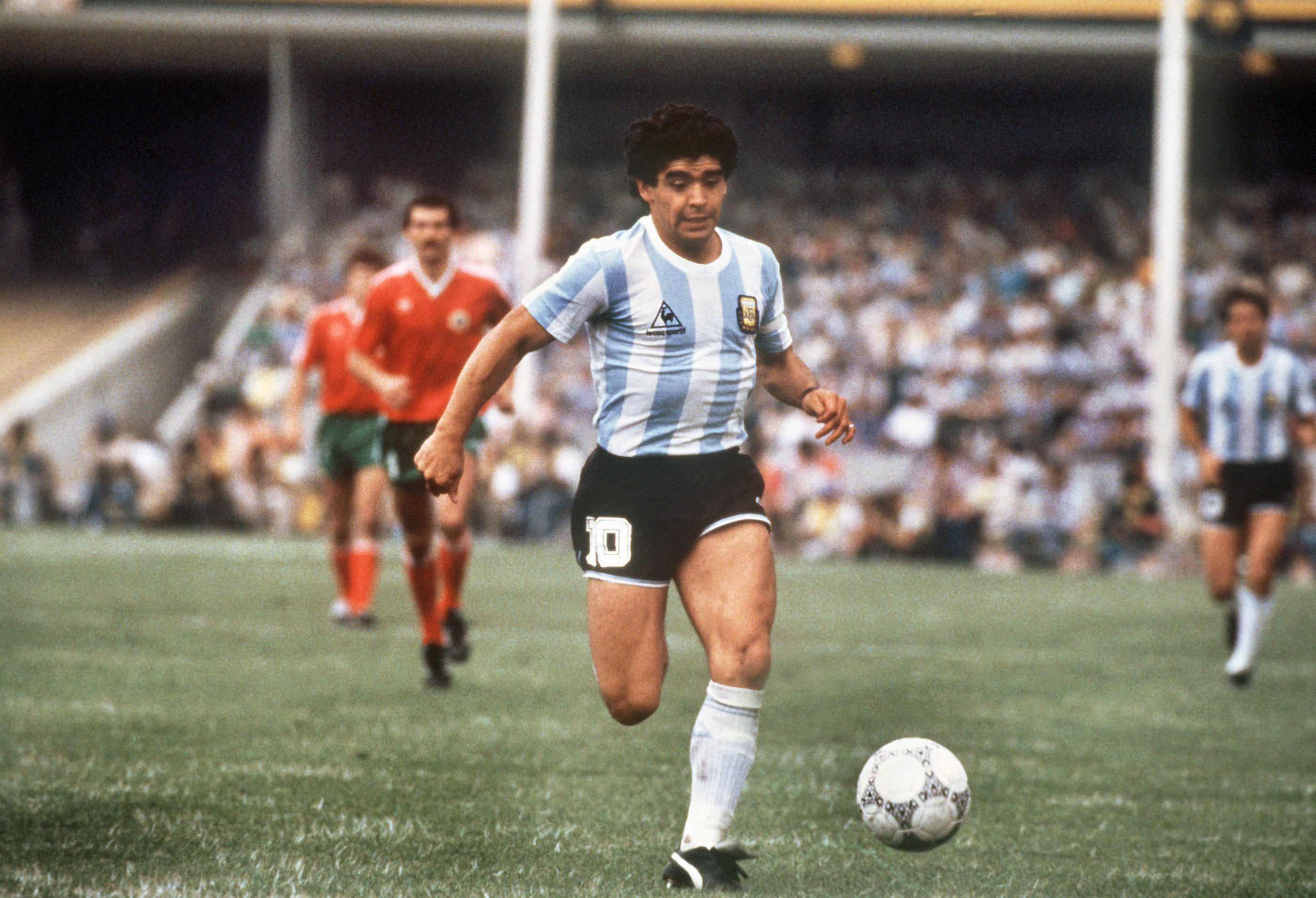 Huyền thoại Diego Maradona cũng sở hữu bắp chân rất lí tưởng.