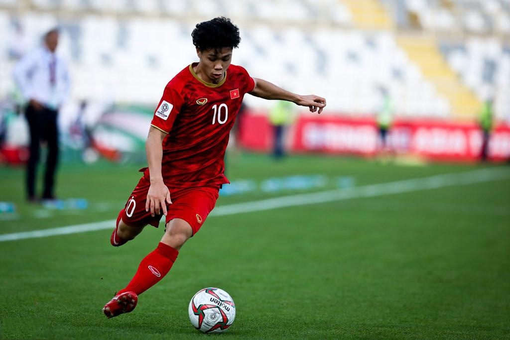"Messi Việt Nam" là biệt danh mà giới chuyên môn đặt cho Nguyễn Công Phượng. Tuy nhiên, chàng trai sinh ra tại Nghệ An này có lẽ không có duyên với sự nghiệp tại CLB. Tiền đạo 24 tuổi hầu như chỉ tỏa sáng trong màu áo các ĐTQG. Trong 1 năm qua, anh cũng thi đấu không mấy thành công và đáng thất vọng nhất là thương vụ gia nhập Sint-Truidense. Không thể chịu kiếp "người thừa" thêm lâu, cựu sao HAGL quyết định cập bến CLB Tp.HCM.