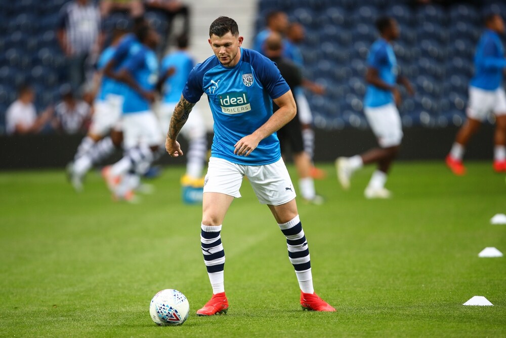 Việc một cái tên trưởng thành từ xứ Sương mù sau đó đến La Liga chơi bóng thường không mang lại kết quả tốt. Oliver Burke cũng không phải ngoại lệ khi anh quyết định gia nhập Alaves từ West Brom. Ở đất Tây Ban Nha, anh chỉ mới có 4 lần đá chính.