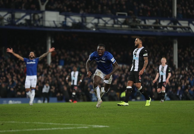 Trong khi đó, trận đấu giữa Everton và Newcastle United cũng điên rồ không kém cặp Chelsea - Arsenal. Được chơi trên sân nhà, đoàn quân của Carlo Ancelotti đã giành lợi thế trước với bàn thắng của Moise Kean ở phút 30. Đây cũng là pha lập công đầu tiên của anh cho đội chủ sân Goodison Park.