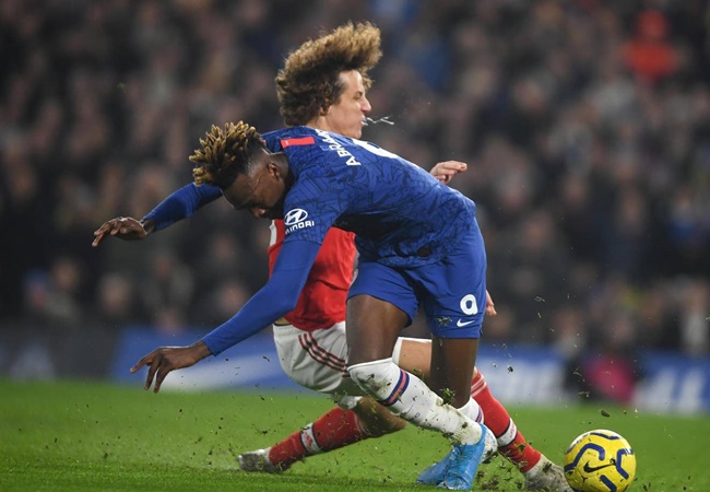 Thậm chí, The Blues còn được thi đấu hơn người. Sau pha chuyền về tai hại của Shkodran Mustafi, Tammy Abraham có cơ hội đối mặt với Bernd Leno. Để sửa sai cho đồng đội, David Luiz không ngần ngại truy cản trái phép số 9 của Chelsea trong vòng 16m50.