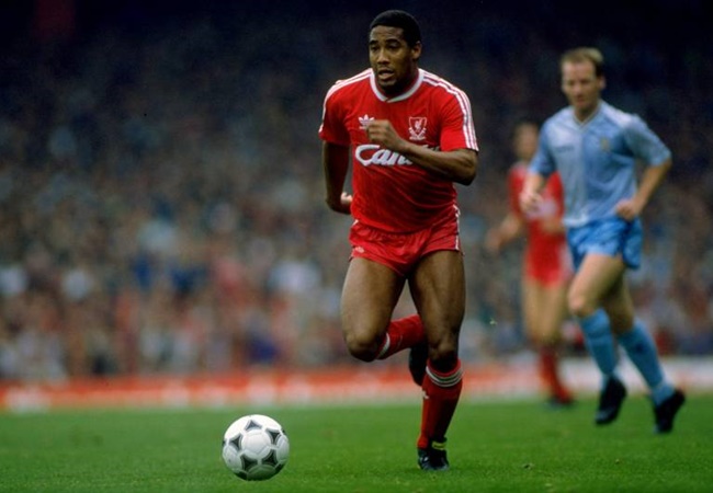 Ở mùa giải 1995/96, huyền thoại John Barnes sở hữu 10 đường kiến tạo.