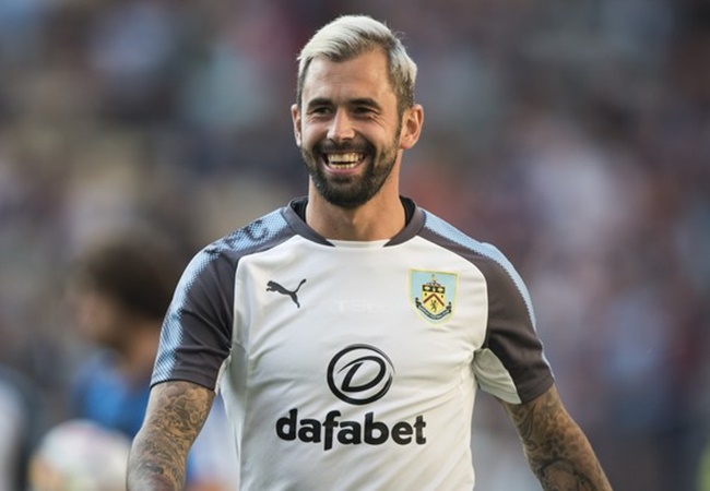 Steven Defour chỉ khoác áo KRC Genk đúng 2 năm, tuy nhiên lại nổi lên thành một trong những tiền vệ được săn đón nhiều nhất châu Âu. Thậm chí, anh từng được Manchester United liên hệ. Mặc dù vậy, chấn thương dai dẳng khiến cho sự nghiệp của cầu thủ 31 tuổi chững lại. Giờ đây, anh đang yên phận trong màu áo Royal Antwerp.