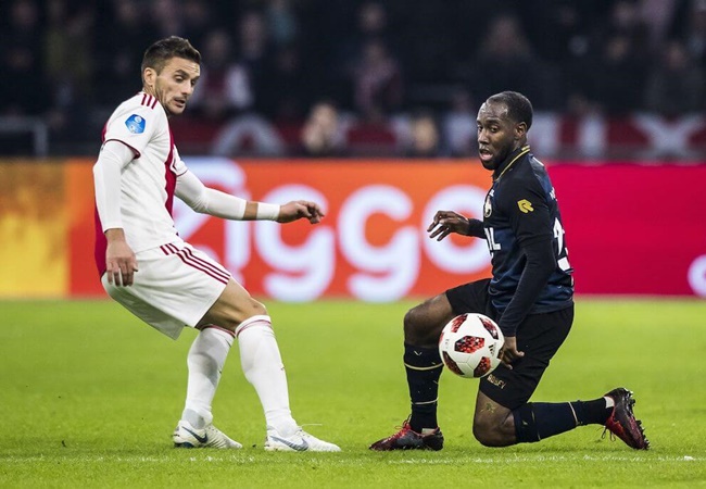Vurnon Anita (phải) chỉ khoác áo Willem II ở mùa giải năm ngoái theo dạng cho mượn từ Leeds. Và giờ đây, anh đang thảm hại khi rơi vào tình trạng thất nghiệp ở tuổi 30.