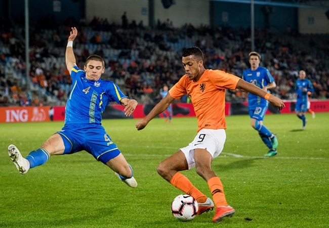 Không phải ai từng chơi cho Willem II cũng thành công giống như những Virgil Van Dijk hay Jaap Stam. Richairo Zivkovic (số 9) là một ví dụ điển hình. Anh chỉ ra sân 18 trận cho "Tricolores", ghi được 4 bàn thắng. Thậm chí, chân sút người Hà Lan từng trôi dạt sang giải hạng Nhất Trung Quốc để chơi cho Changchun Yatai. Giờ đây, anh đang khoác áo Sheffield United theo dạng cho mượn.