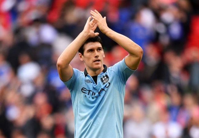 Nhưng dù có bền bỉ tới đâu đi nữa, Ryan Giggs cũng phải chào thua một người là Gareth Barry. Cựu cầu thủ Manchester City đang sở hữu thành tích 653 trận và có thể sẽ chưa dừng lại ở đó. Ở tuổi 39, anh vẫn đang miệt mài cống hiến trong màu áo West Brom. "The Baggies" đang tạm dẫn đầu Championship với 69 điểm, đồng thời tràn trề cơ hội thăng hạng lên Premier League mùa tới.