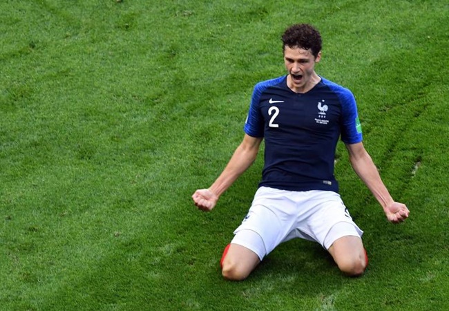 Nhà vô địch World Cup 2018 - Benjamin Pavard là cái tên lí tưởng ở trung tâm hàng thủ trong đội hình này.