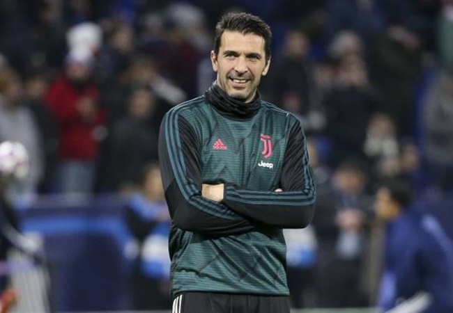 Đứng trong khung gỗ là Gianluigi Buffon, người vẫn đang miệt mài tìm kiếm chiếc cúp C1 ở tuổi 42.