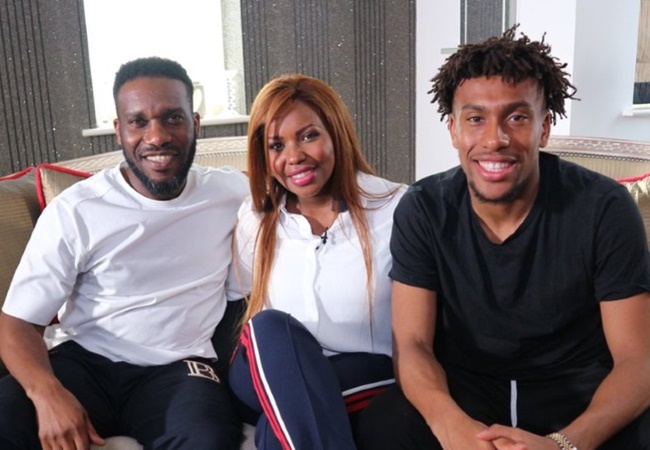 Alex Iwobi (áo đen) - cựu sao Arsenal và hiện tại đang chơi cho Everton chính là cháu trai của Jay-Jay Okocha. Trong quá khứ, Jay-Jay Okocha rất nổi tiếng trong màu áo Bolton nhờ lối chơi hoang dã, vô cùng ngẫu hứng.