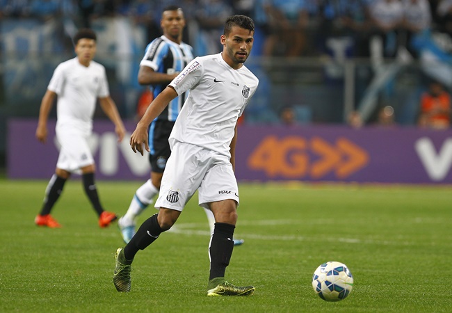 Còn đây là Thiago Maia, người đã chơi 122 trận cho Santos trước khi gia nhập các đội bóng đáng chú ý, điển hình là LOSC Lille. Hiện tại, anh đang khoác áo Flamengo theo dạng cho mượn.