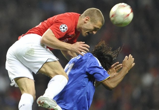 Trong khi đó, Nemanja Vidic lại đang theo học bằng HLV và hứa hẹn sẽ sớm dẫn dắt một đội bóng nào đó. Ở trận đấu cách đây 12 năm, ngôi sao người Serbia thi đấu rất ấn tượng. Anh chính là tác nhân khiến Didier Drogba phải nhận thẻ đỏ.