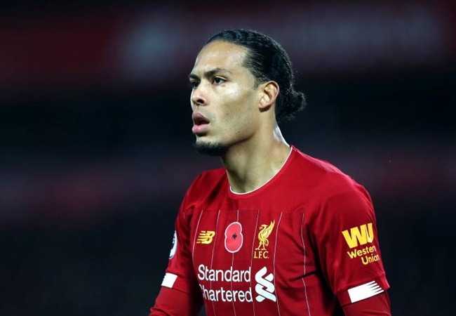 Có lẽ không cần phải bàn luận quá nhiều về Virgil Van Dijk. Southampton là bệ phóng giúp tuyển thủ Hà Lan chuyển đến Liverpool với mức giá 75 triệu bảng. Anh là nhân tố nòng cốt trong chiến dịch vô địch C1 mùa 2018/19 của The Kop. Và trước mắt cựu sao Celtic có thể là danh hiệu Premier League.
