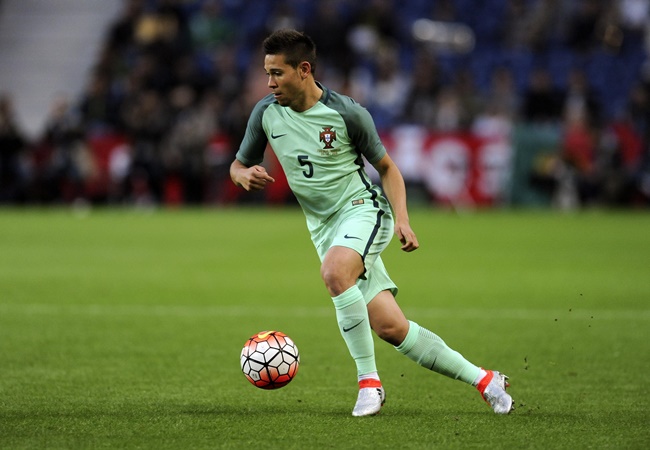 Raphael Guerreiro là một trong những hậu vệ trái đáng xem nhất châu Âu, tuy nhiên đó là câu chuyện gần 4 năm về trước. Khi ấy, anh đã cùng "Brazil châu Âu" lên ngôi tại EURO 2016 và được nhiều ông lớn để mắt. Giờ đây, cựu sao FC Lorient đang an phận tại Borussia Dortmund.