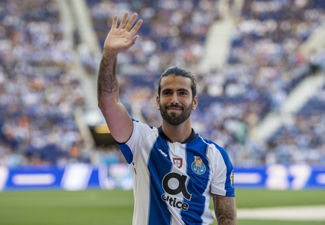 Là đội trưởng của U21 Bồ Đào Nha, tuy nhiên Sergio Oliveira lại không thể phát triển như các đồng đội. Anh đang thi đấu cho PAOK theo dạng cho mượn từ FC Porto.