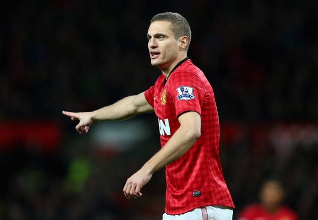 Trung vệ: Nemanja Vidic. Trái ngược với Ferdinand, Vidic gây ấn tượng bởi lối chơi máu lửa, không ngại va chạm. Cựu trung vệ người Serbia trở thành đối tác hoàn hảo sát cánh bên cạnh Ferdinand.