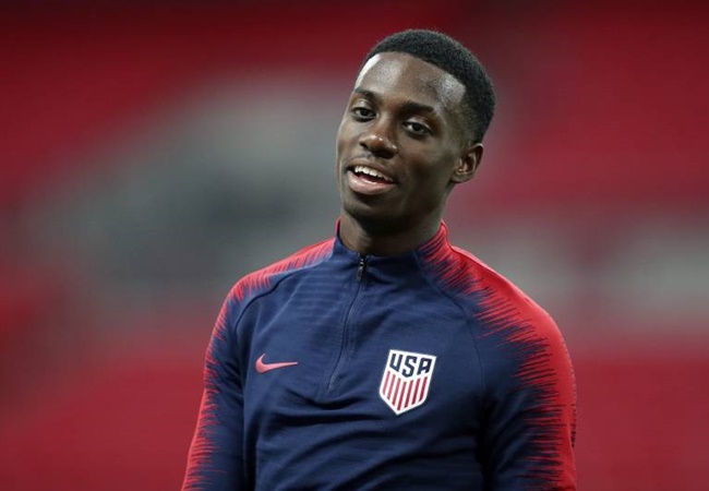 Câu nói "Hổ phụ sinh hổ tử" có lẽ không dành cho cha con nhà Weah. George có sự nghiệp vĩ đại, thế nhưng con trai Timothy của ông lại không may mắn đến vậy. Rời PSG để gia nhập LOSC Lille, tuy nhiên tiền đạo 20 tuổi chỉ có 3 trận ra sân tính đến lúc này.