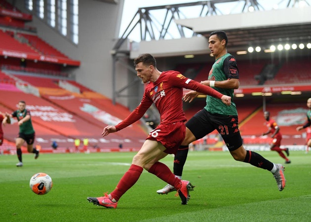 Bước sang hiệp hai, Liverpool vẫn duy trì lối chơi tấn công quen thuộc, đồng thời dựa vào tốc độ của các ngôi sao để gây khó dễ cho đối thủ.