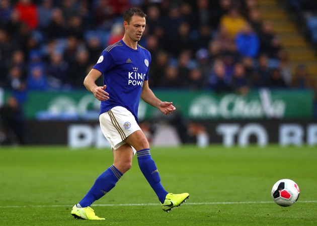 Một người cũ của Manchester United cũng được chọn là Jonny Evans. Trong bối cảnh Caglar Soyuncu bị treo giò, anh chính là nhân tố quan trọng nhất nơi hàng thủ Leicester City.
