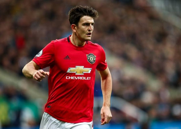 Việc Harry Maguire được chọn lại mang đến sự bất ngờ, bởi lẽ anh đã mắc ít nhất 3 lỗi trong trận gặp Crystal Palace tại sân Selhurst Park. Rất may cho Quỷ đỏ, họ vẫn còn đó VAR và sự xuất sắc của David De Gea.